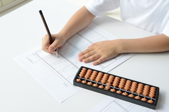 abacus, significado de abacus en el Longman Dictionary of Contemporary  English